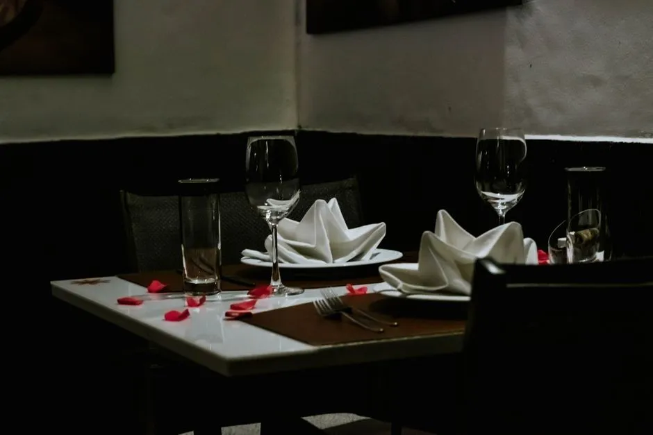 Ambiance de la salle pendant le service, vue depuis le pass de la cuisine