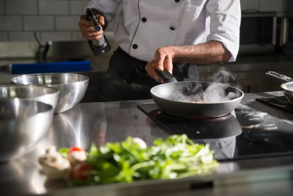 Le chef au pass pendant le coup de feu