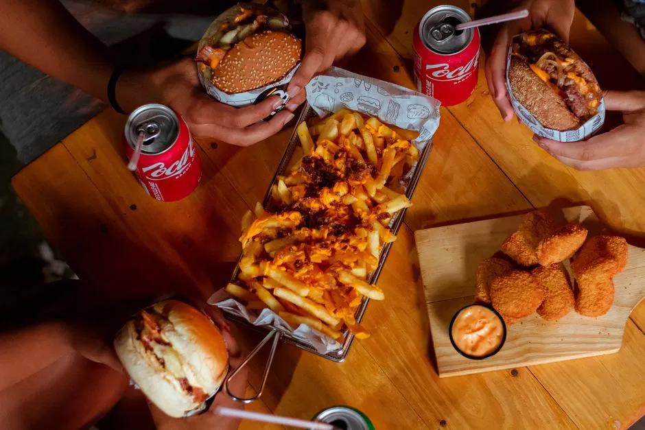Formule du midi — Un burger au choix + frites maison + boisson. C’est la bonne affaire.