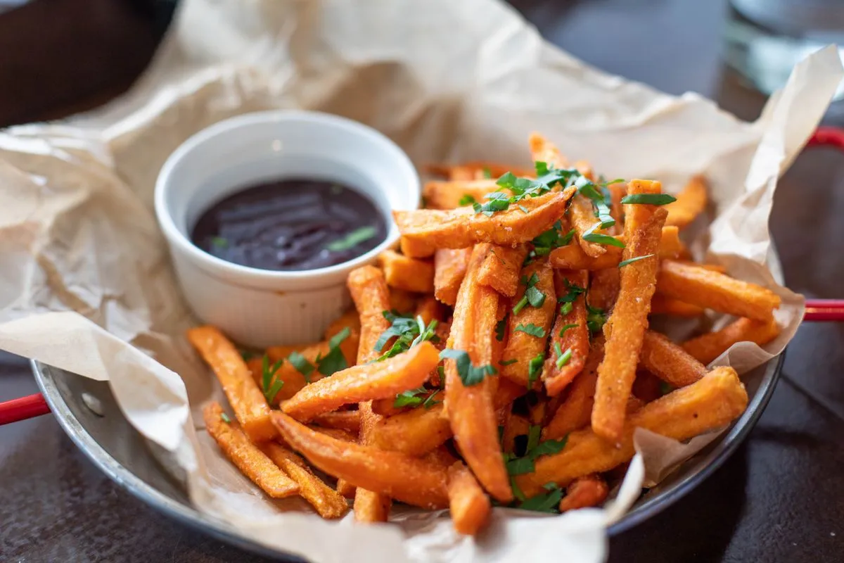 Frites maison — Pommes de terre Bintje fraîches, double cuisson, sel de Guérande.