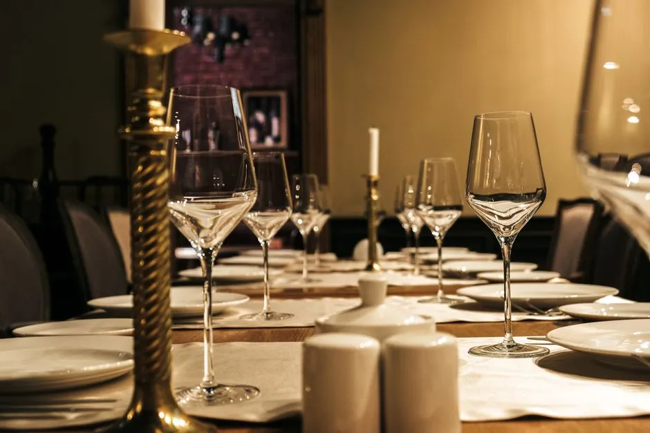 Salle du restaurant Lumière, table dressée pour le service du soir, lumière intimiste
