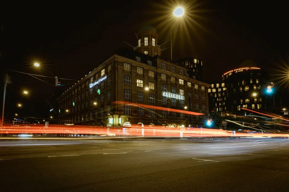 Vue de la ville la nuit avec ses néons — l'emplacement du jour du camion