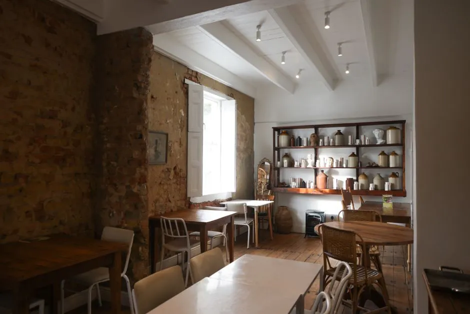 Salle intérieure de la brasserie Marceau, tables nappées et boiseries, lumière chaude du soir