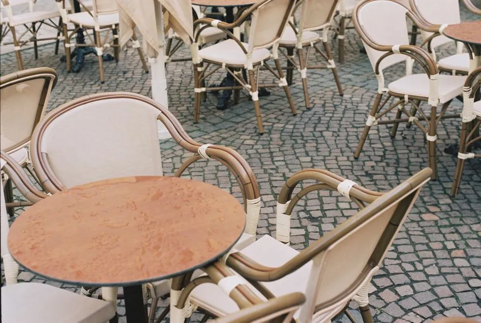 Terrasse extérieure ombragée de la brasserie, place de la Cathédrale