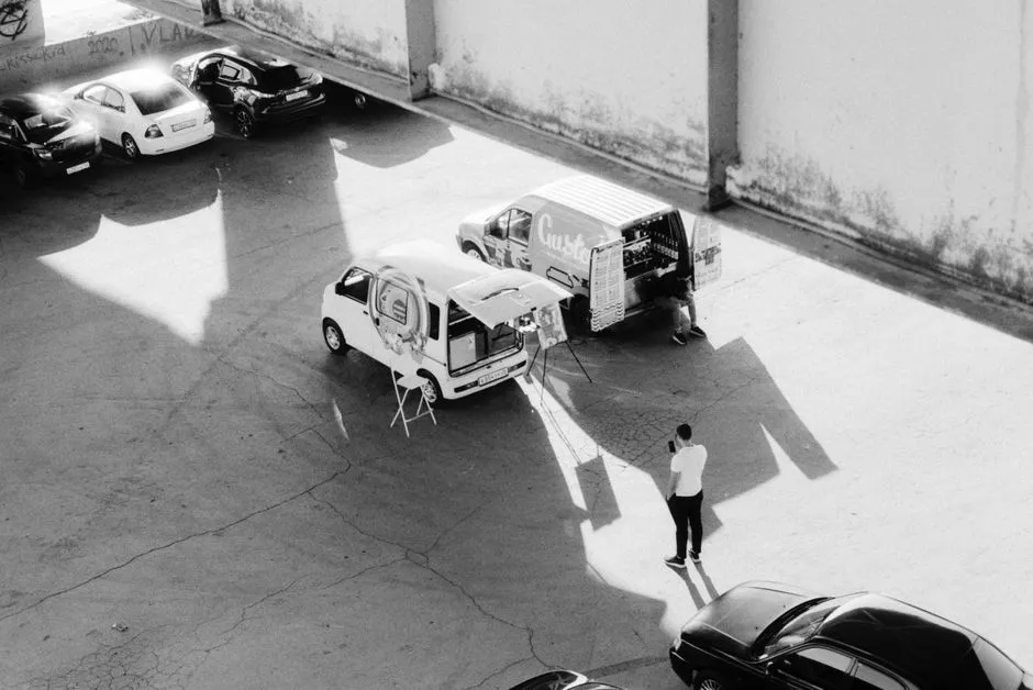 Le food truck Brûlé garé en service, file d'attente de clients